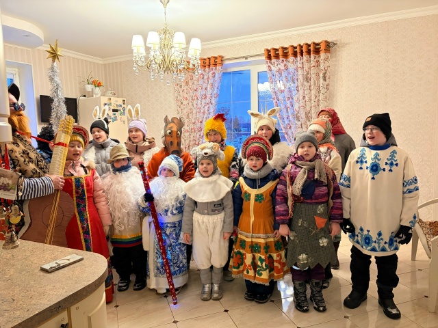 Яркие наряды, весёлые песни: волшебство колядок в в сельских поселениях Вяземского округа